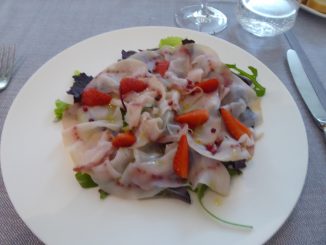 Espadon fumé, fraises, poivre rose