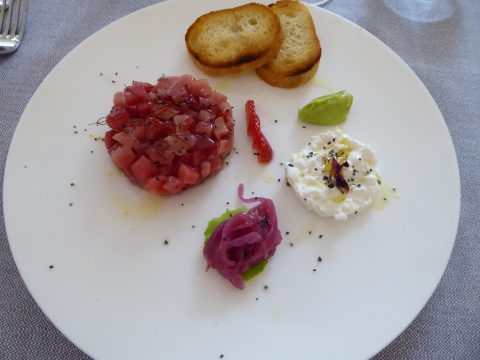 Tartare de thon rouge de la Méditerranée, burrata et compote d’oignons rouges