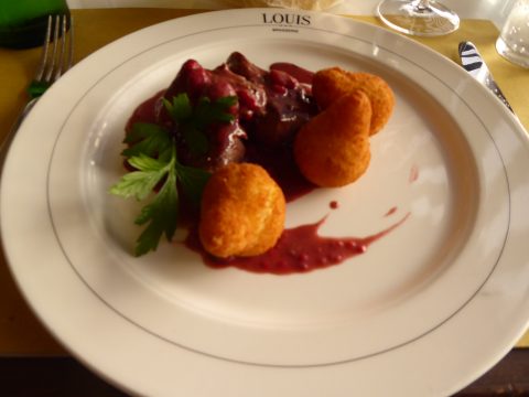 Filet d'agneau rôti, pommes de terre William, jus au vin rouge et framboises