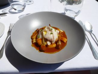 St-Pierre braisé «4 quarts» poudré à la tapenade, jus de tomates rôties au basilic et citron, tortellini «Bouillabaisse»