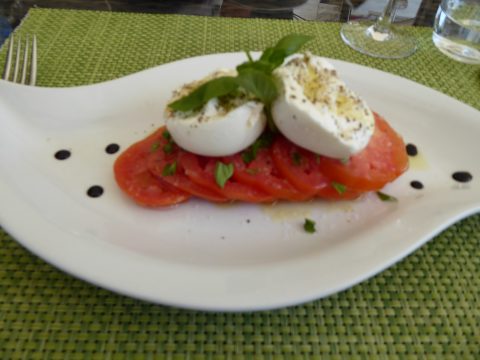 Burratina des Pouilles, tomates coeur de boeuf au basilic frais et fleur de sel