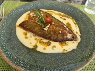 Filet de palée de notre lac meunière au beurre d’herbes fraîches de notre jardin