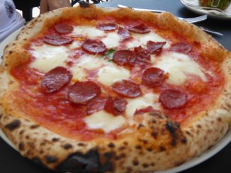 Pizza au salami piquant