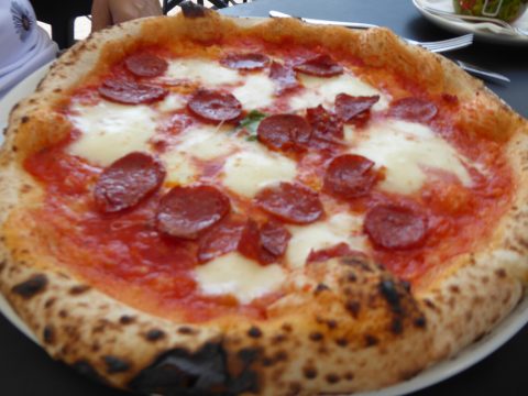 Pizza au salami piquant