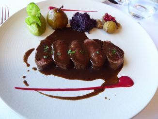 Filet de chevreuil poêlé, sauce poivrade, garniture de chasse