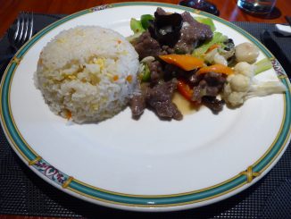 Boeuf sauté aux légumes, riz cantonais