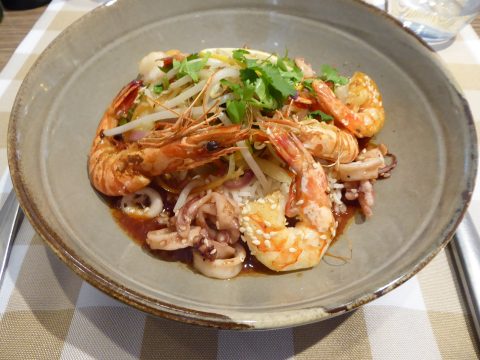 Crevettes et calamars sautés, sauce asiatique