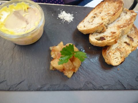 Verrine de foie gras de canard, chutney de poires, pain noisette