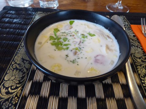 Tom kah kay : soupe de poulet à la noix de coco