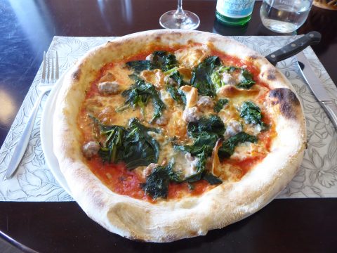 Pizza Gargano : tomate, fior di latte, caciocavallo, cime di rapa, saucisse douce