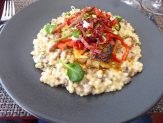 Merlu grillé, sauce aux piquillos et jambon cru, fregola sarda et courgettes en risotto