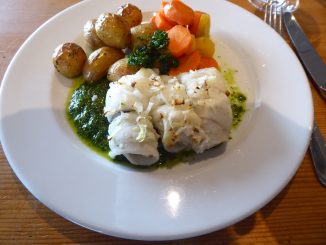 Filet de plie pochés au vin blanc, huile verte, mayonnaise maison, pommes de terre rôties, carottes glacées