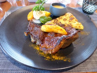 Côte de porc caramélisée au cidre, pommes darphin et légumes