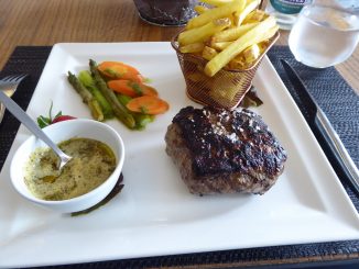 Pavé de boeuf, grillé au gros sel, beurre aux fines herbes, légumes frais du moment, frites artisanales
