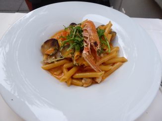 Penne du corsaire : langoustines, palourdes, crevettes, vodka, sauce à la crème de tomate et roquette