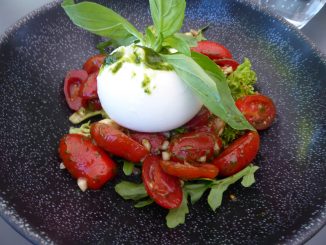 Salade aux tomates dattes, burrata, basilic