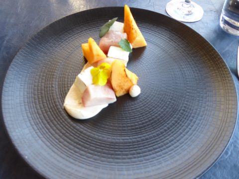 Sériole façon gravlax, melon rôti, sérac d'alpage et mayonnaise marinée