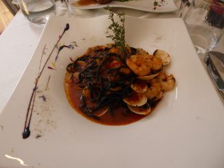 Tagliolini à l’encre de seiche, vongole, tomates cerise et courgettes