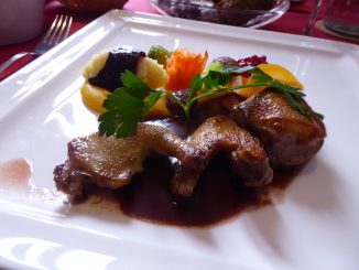 Pigeon désossé au merlot Chantemerle, garniture St-Hubert