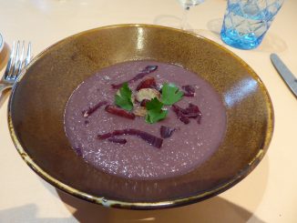 Potage de choux rouges aux pommes, parfumé à la châtaigne et sa petite charcuterie de chasse