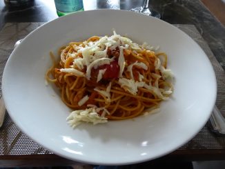 Spaghetti à l’Amatriciana : tomates, petits morceaux de viande de veau, oignons et pecorino