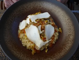 Risotto aux bolets, tartare de céleri et pêches marinées, gelée au Bloody Mary
