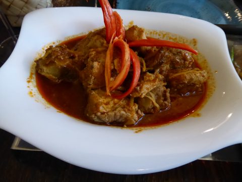Restaurant Sukhothai, Valangin : Travers de porc au curry Hangley