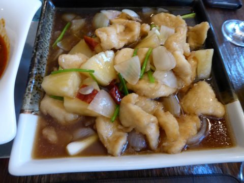 Restaurant Sukhothai, Valangin : Poulet sauté aux noix de cajou, oignons, ananas et piment séché