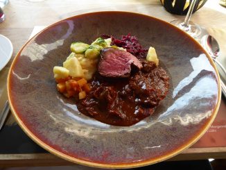 Duo de filet de boeuf irlandais Black Angus et de ragoût de sanglier, purée à la crème aigre, ciboulette, légumes d'automne