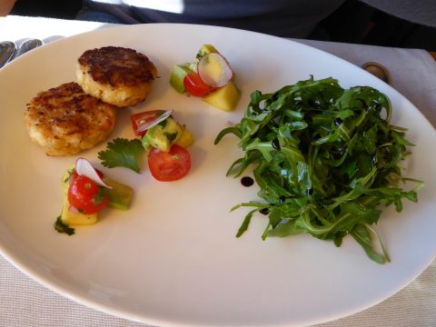 Crab cake chaud : tourteaux / langouste/ salsa à la mangue épicée / avocat / roquette