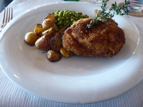 Cordon bleu de suprême de poulet, pommes grenailles et petits pois
