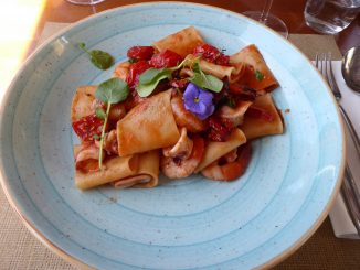 Paccheri aux calamars et gambas, tomates confites