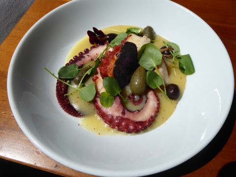 Tentacules de poulpe, crème de pommes de terre, poussière de piment olive, fleur de câpres