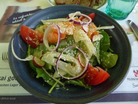 Salade printanière aux pousses d’épinard, crudités de saison poudrée de sésame