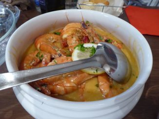 Filet de perches meunières, pommes frites maison et sauce tartare