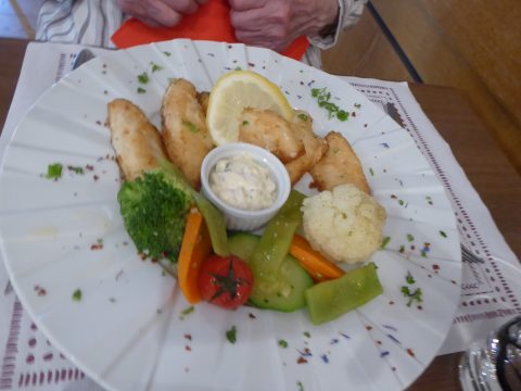 Filet de perches meunières, pommes frites maison et sauce tartare