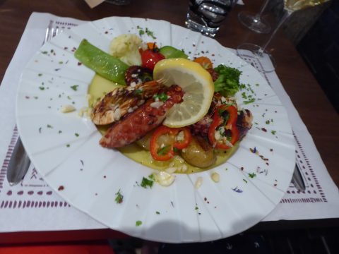 Filet de perches meunières, pommes frites maison et sauce tartare