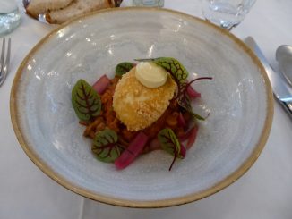 Oeuf bio frit, concassée de tomates, pickles