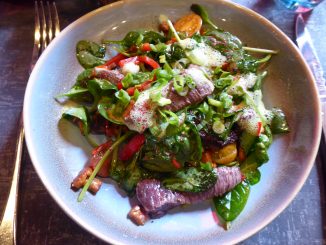 Sauté de bœuf aux piments doux, pousses d’épinards et frites maison