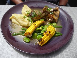 Sauté de pintade au chasselas, maïs grillé, purée de Roseval, haricots verts et fèves