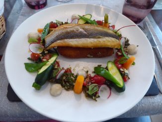 Filet de bar snacké, sauce vierge salicornes, tomates cerises, copeaux de parmesan et cébettes, croquette de pommes de terre