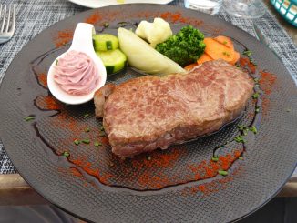 Entrecôte de boeuf, beurre aux herbes parfumé au Gamay, légumes et frites