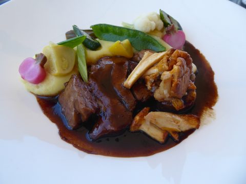 Rôti de veau aux chanterelles, purée, légumes
