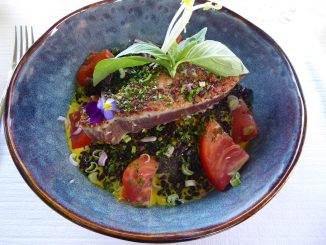 Filet de thon rouge mi-cuit, riz noir, sauce au safran