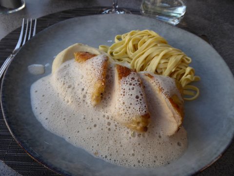 Restaurant 2 Potes O Feu, Chêne-Bourg : Suprême de poulet jaune, mousseline de céleri, tagliatelle fraîches